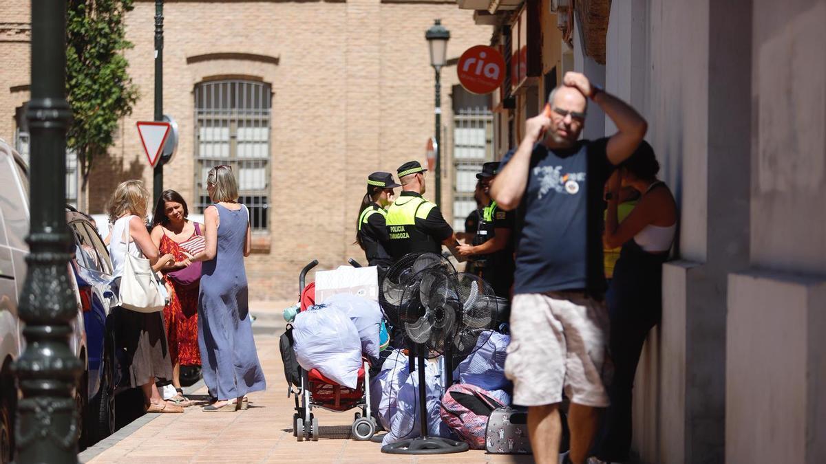 Desalojo de un edificio de la plaza Santa Domingo por riesgo de derrumbe, este viernes por la mañana.