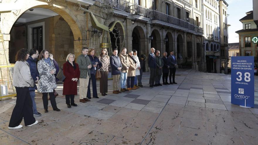 Silencio por la lacra de la violencia de género. Gran parte de la Corporación municipal guardó ayer un minuto de silencio por las 38 mujeres víctimas mortales de la violencia machista en lo que va de año.     | FERNANDO RODRÍGUEZ