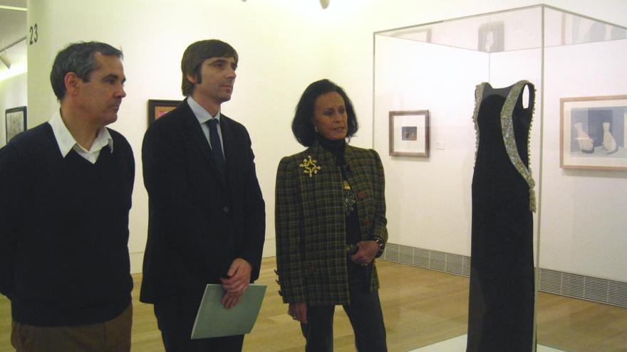 D. Vicente Domínguez (Viceconsejero de Cultura), D. Alfonso Palacio (Director del Museo) y Dña. Sonsoles Diez de Rivera (patrona fundadora del Museo Cristóbal Balenciaga