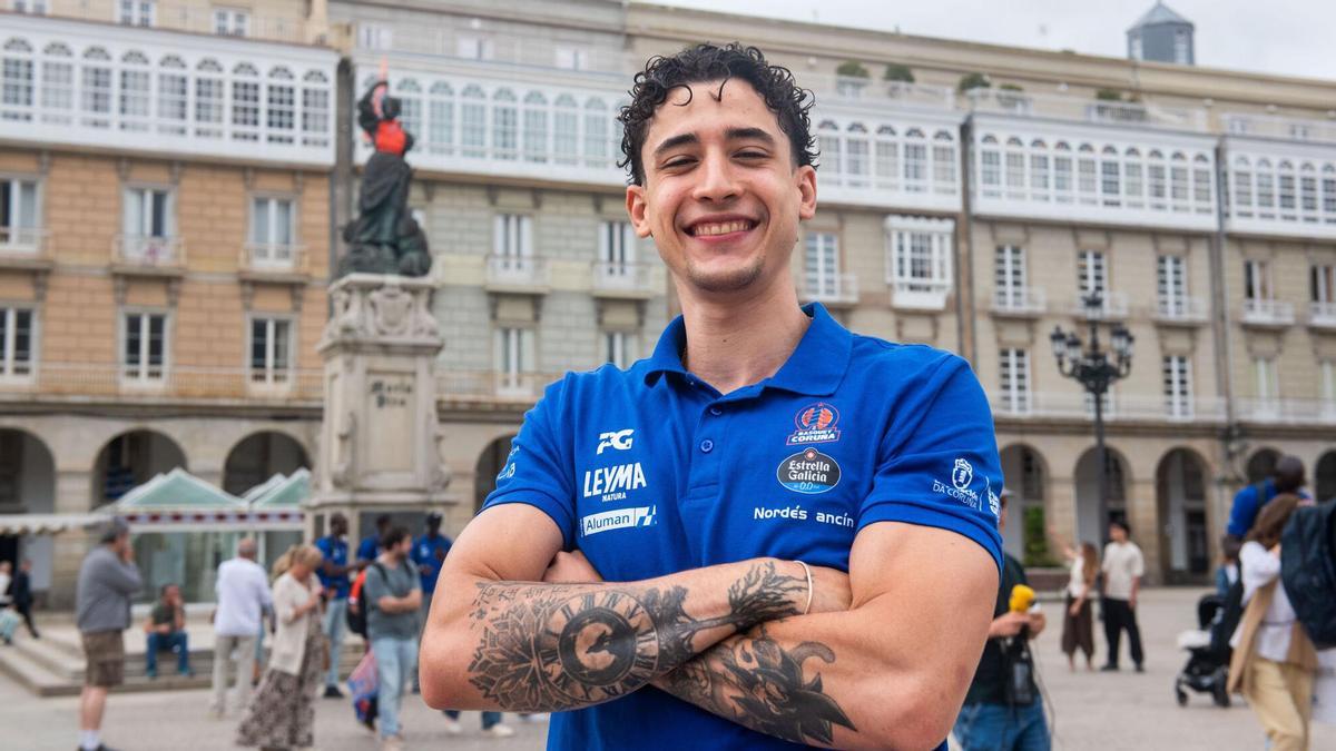 Caio Pacheco posa en la plaza de María Pita tras el ascenso del Leyma.