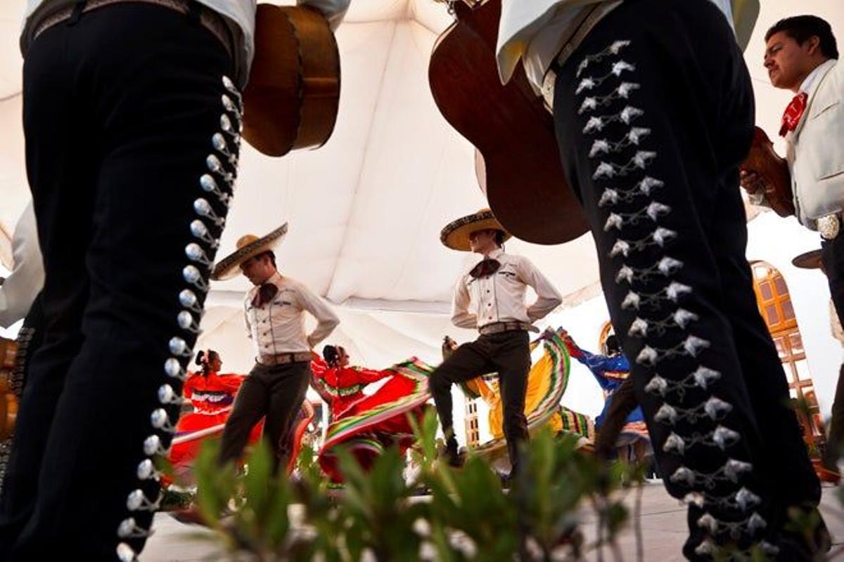 Mariachis bailando