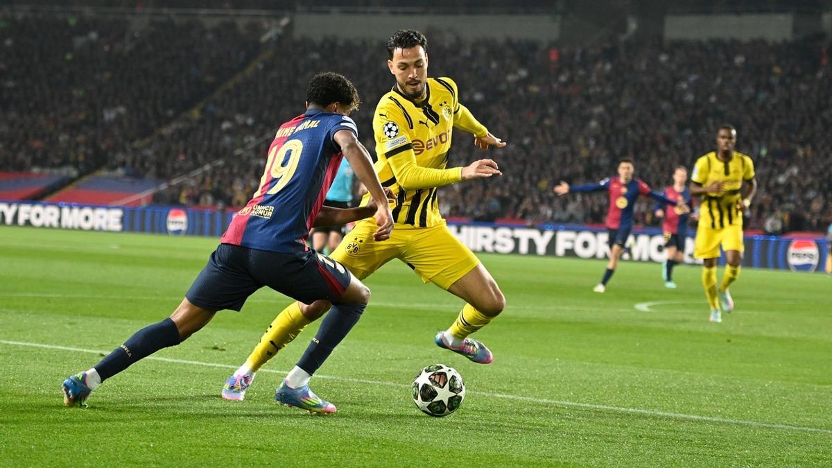 Lamine Yamal inicia una jugada del ataque del Barça ante el Dortmund en Montjuïc.