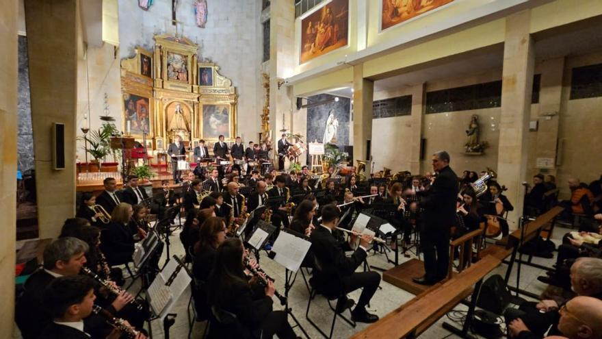 Semana Santa Benavente 2024: Maestro Lupi interpreta marchas procesionales en el concierto del Silencio