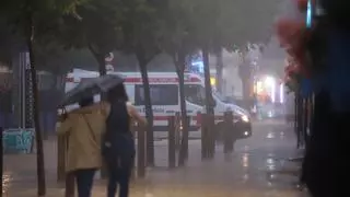 Una tormenta de lluvia y viento provoca la caída de un muro de una caseta de la Feria