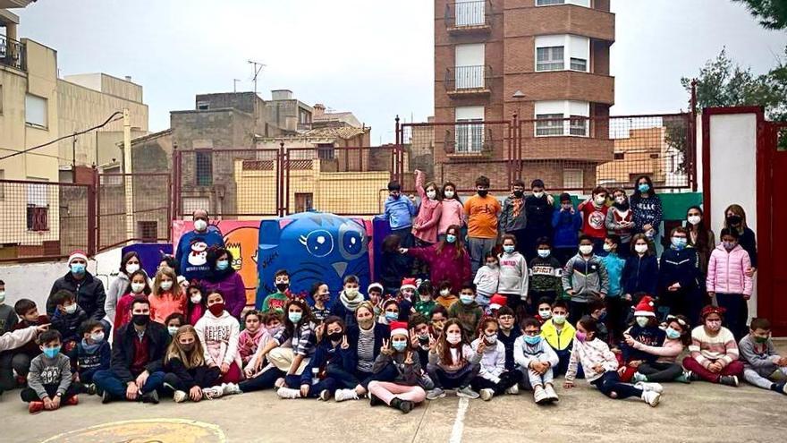 Los alumnos del colegio Comte d&#039;Aranda, con el contenedor que han decorado.