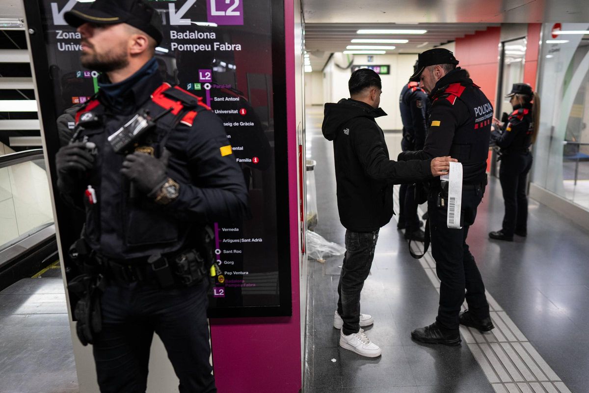 Macrodispositivo de Mossos junto a seguridad de TMB en el Metro de Barcelona