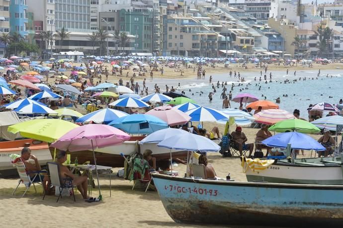 08-09-2020 LAS PALMAS DE GRAN CANARIA. Ambiente en la playa de Las Canteras por el festivo. Fotógrafo: ANDRES CRUZ  | 08/09/2020 | Fotógrafo: Andrés Cruz