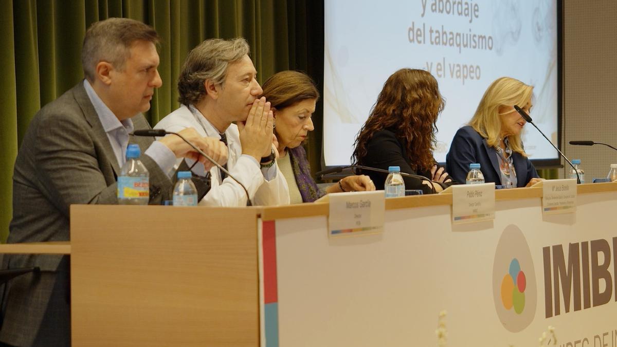 María Auxiliadora Cabanás, presidenta de la AECC, junto a autoridades, durante su intervención.
