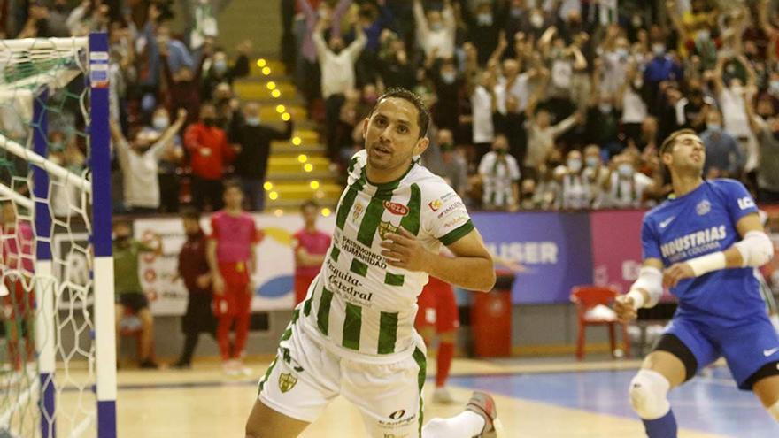 Caio César tras marcar el primer gol del Córdoba Futsal ante el Industrias Santa Coloma en Vista Alegre.