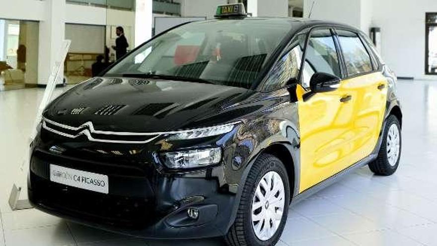 Un Citroën C4 Picasso pintado y montado como taxi.  // FdV