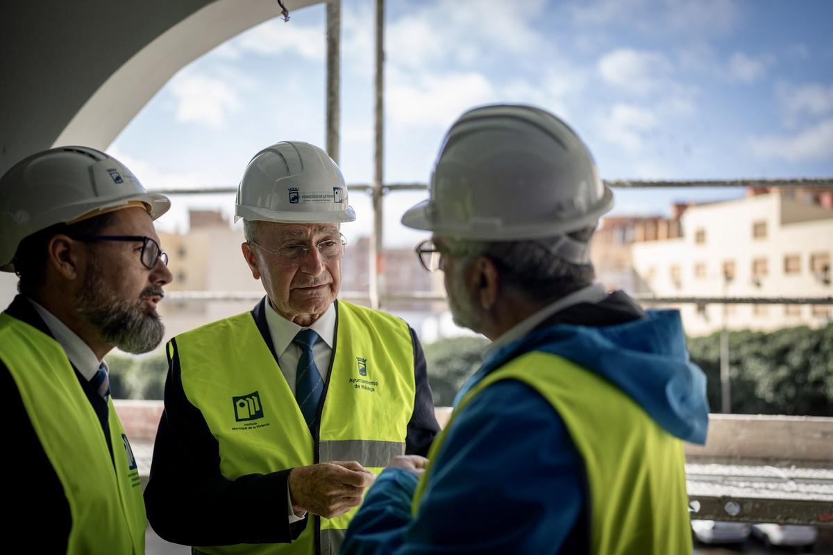 De la Torre visita una promoción de VPO en construcción en la calle José María Garnica.