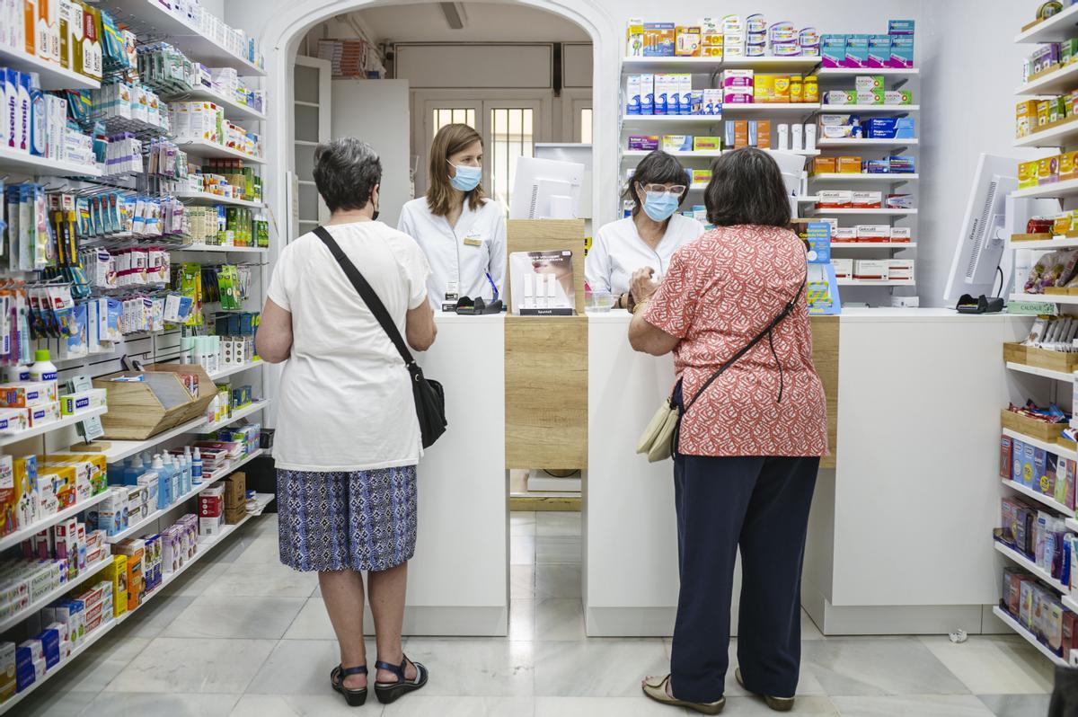 Dos clientas en una farmacia de Sant Cugat del Vallès.