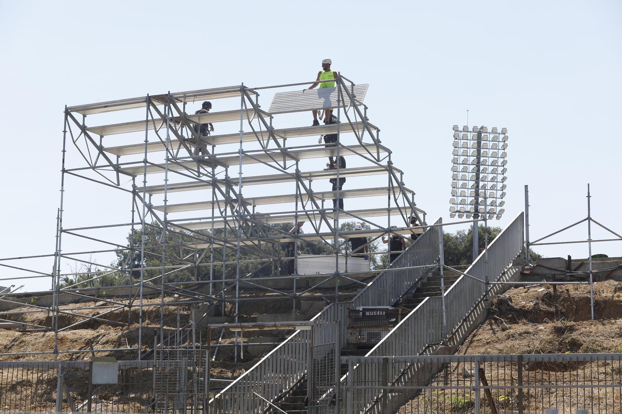 La instal·lació de la graderia supletòria del Gol Nord a Montilivi