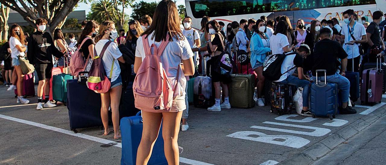 Estudiantes aguardan en la estación marítima de Mallorca por el embarque hacia Valencia. |   // EFE