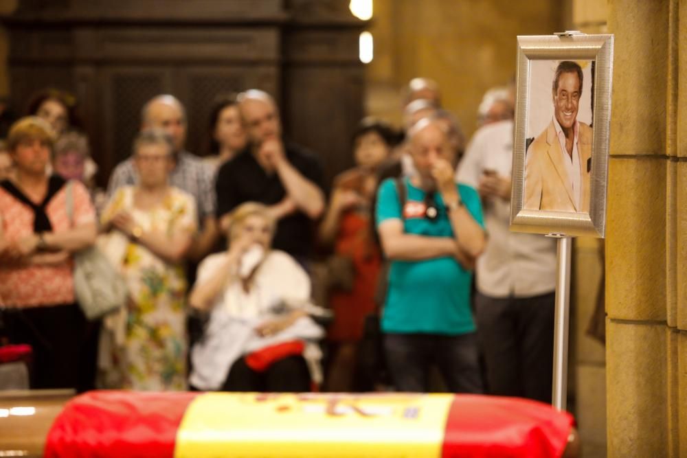 Funeral de Arturo Fernández: Emoción para despedir al chatín de la Puerta de la Villa