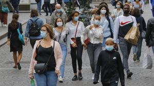 Peatones por las calles de París, este viernes.