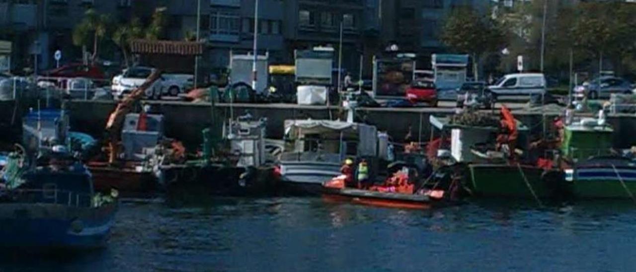 Gardacostas buscó en lanchas centollo escondido entre los barcos de O Grove, ayer. // Muñiz