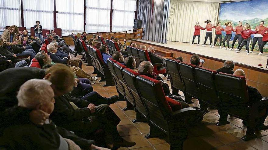 Los residentes siguen el espectáculo.  // Marta G. Brea