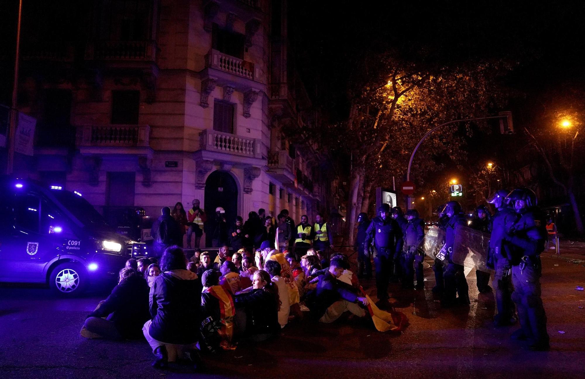 Incidentes en Ferraz tras el primer día del debate de investidura de Pedro Sánchez