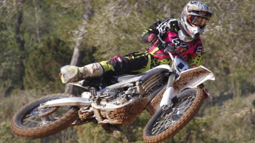 Dos espectadores observan una cabriola de un piloto de ´motocross´ en Sa Coma.