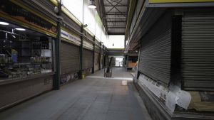 Puestos con la persiana echada en el mercado de Canyelles, en Barcelona.