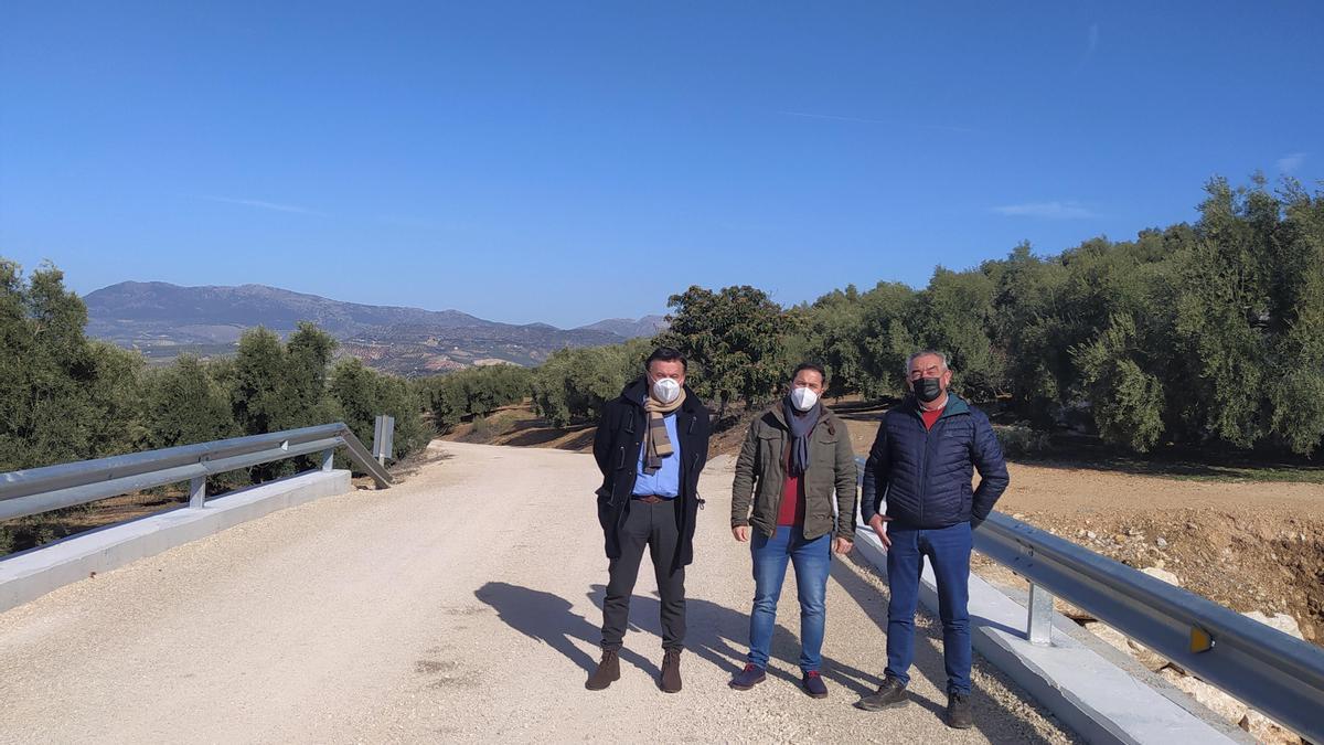 Visita de Manuel Olmo a un camino rural en Iznájar.