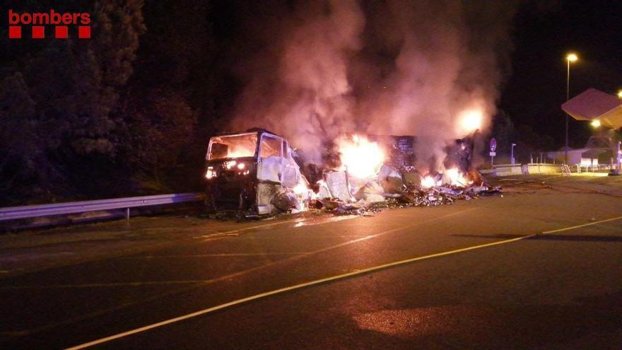 Crema un camió que transportava làctics a l&#039;AP-7, a la Jonquera