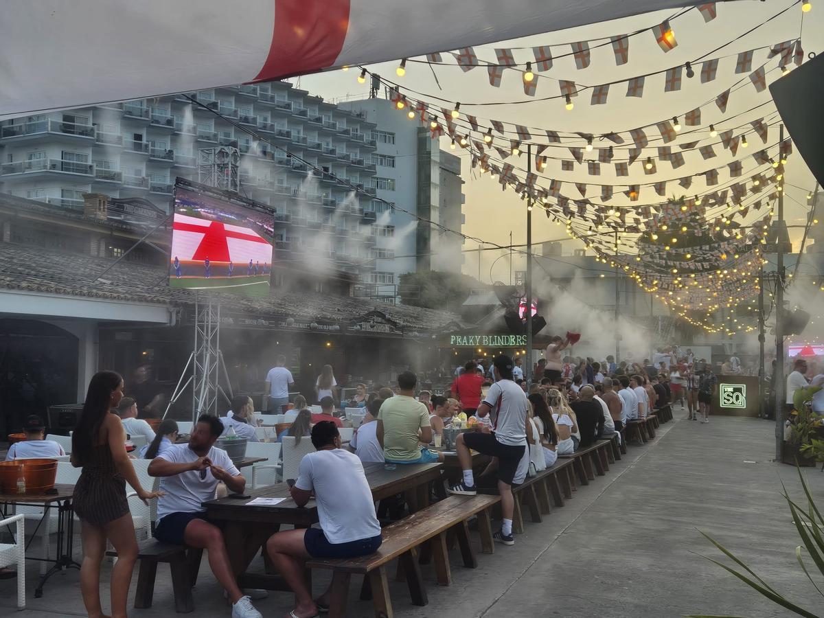 Aficionados ingleses se han concentrado en la zona de Magaluf (Calvià) para disfrutar del encuentro Argentina-Inglaterra.