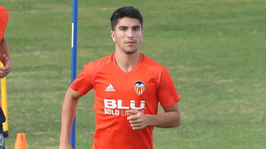 Carlos Soler repite por el centro