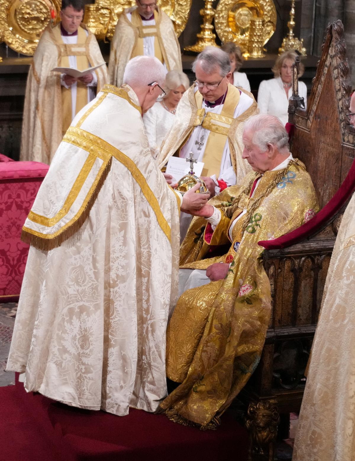 La Piedra del Destino se intuye bajo el trono de Carlos III durante su coronación, ayer, en la Abadía de Westminster.