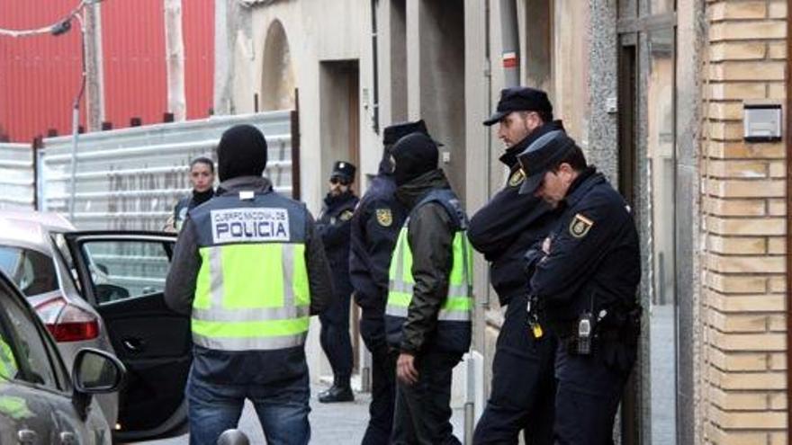 La policia espanyola, al carrer Sant Bonifaci de Piera, on s&#039;ha dut a terme el registre