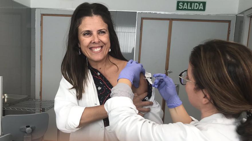 Noelia Rodríguez, poniéndose la vacuna de la gripe.