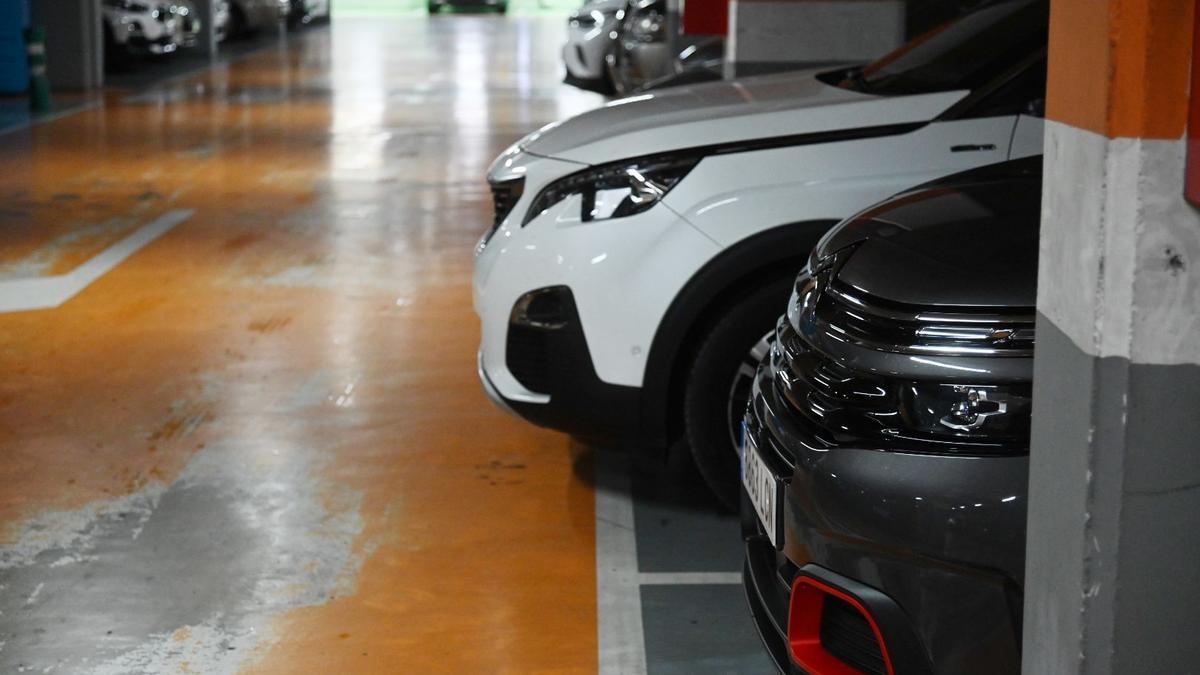 Un turismo sobresale de los límites de la plaza de un garaje de Vila-real.