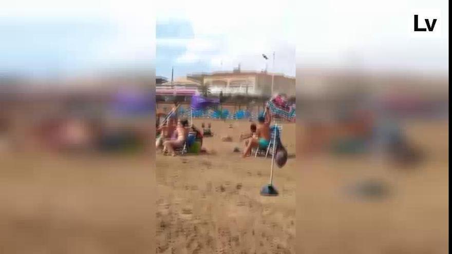 Una tromba marina arrasa la orilla de la playa en Torrevieja