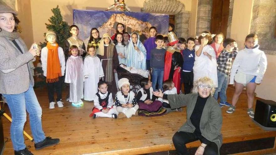 Cristina López del Hierro, sentada a la derecha, junto a los niños durante uno de los ensayos de la obra.