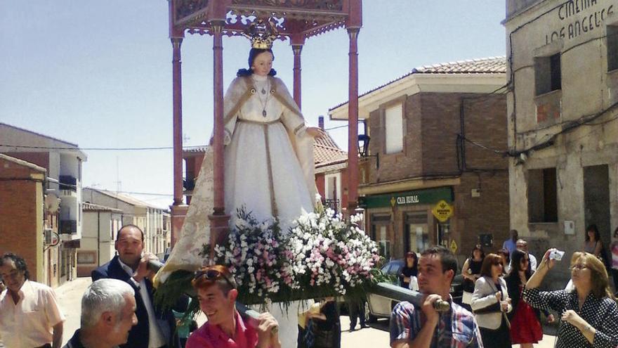 Manganeses cierra la semana cultural con la procesión de la Virgen de las Flores