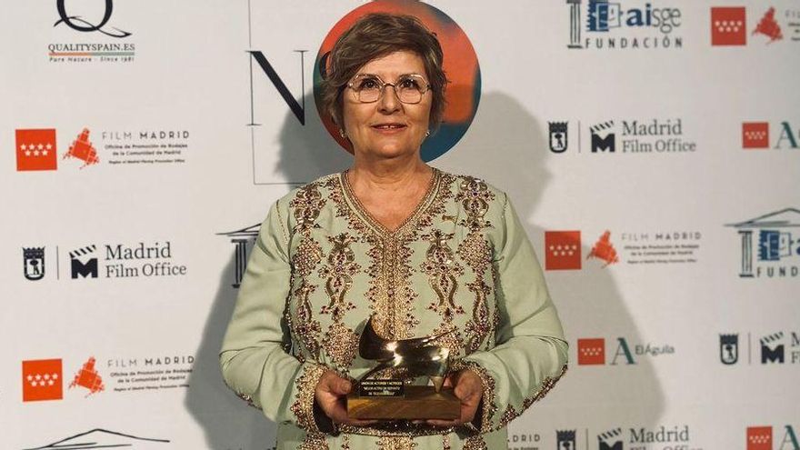 Yassmine Othman posa con el premio por su papel en la serie ‘La Unidad’