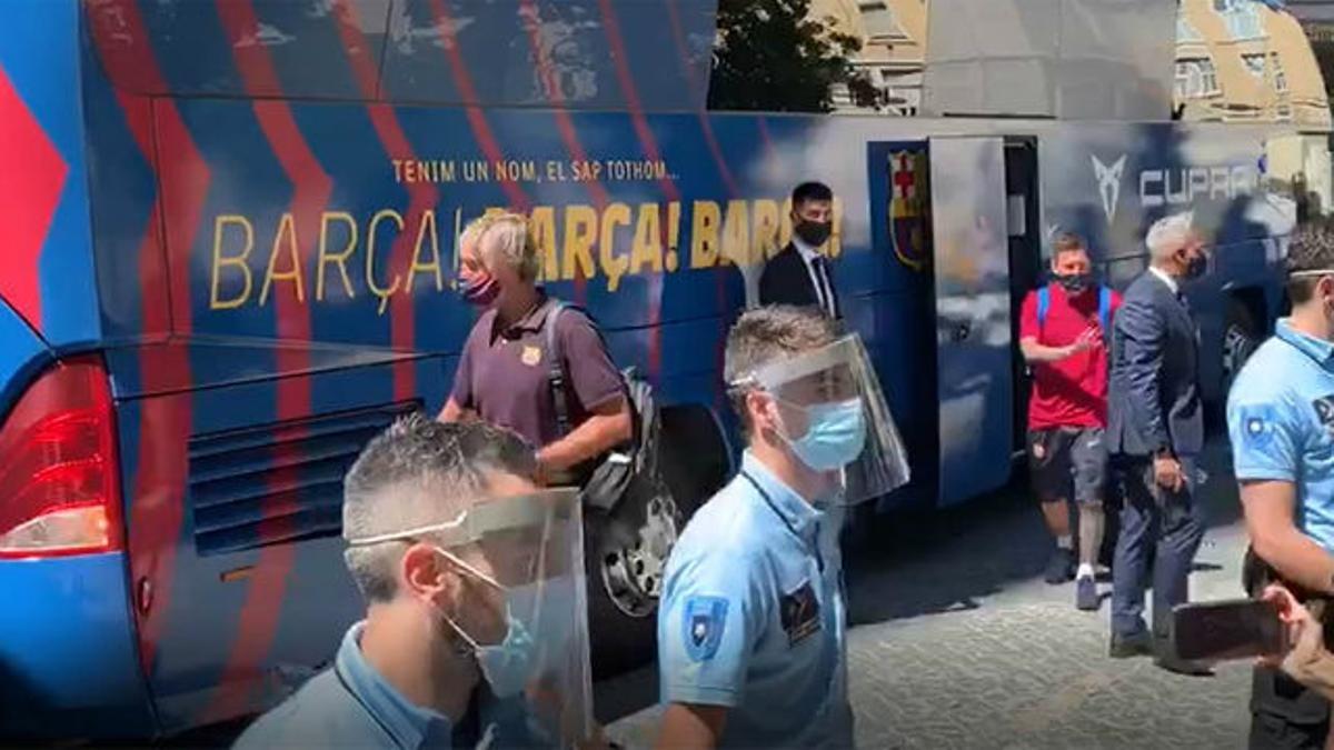 Esta fue la ovación que se llevó Messi al bajar del autobús en Lisboa