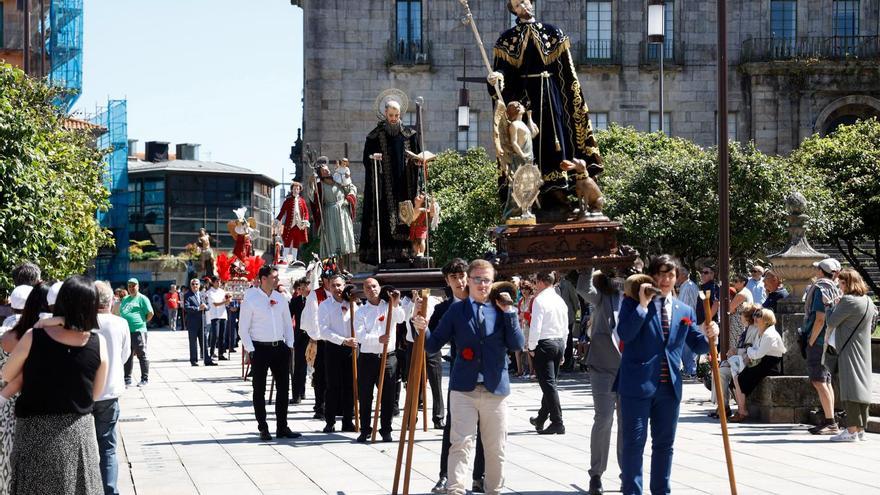 Diez santos gremiales escoltan a la custodia en la procesión de Corpus con 45 porteadores