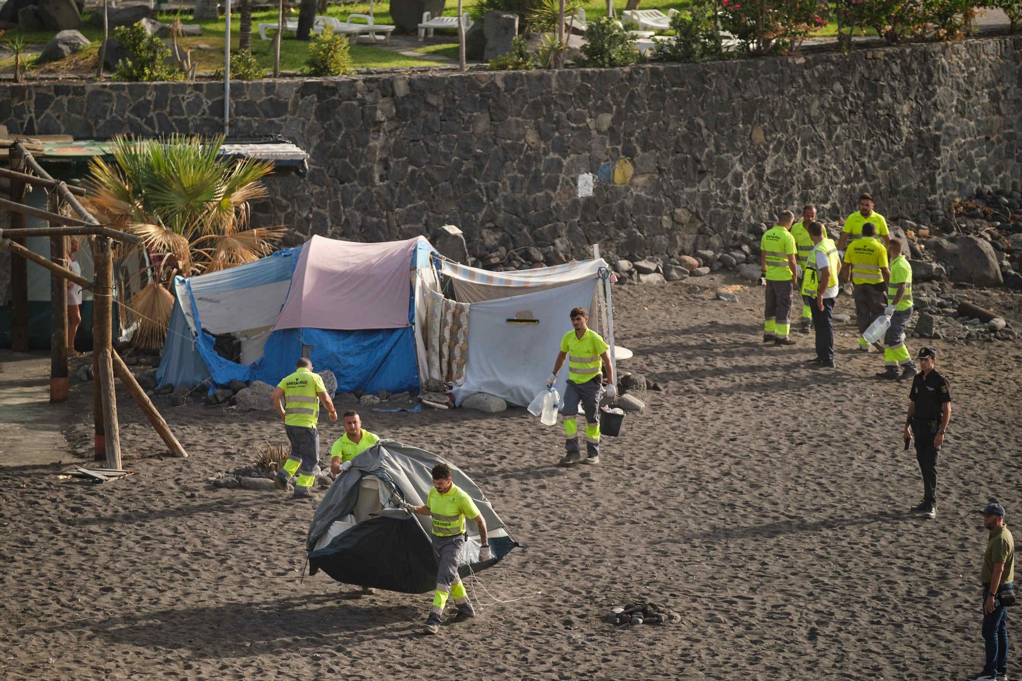 Retirada de casetas y enseres en la playa de la trasera del Parque Marítimo