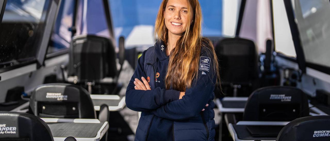 La ingeniera analista de datos del equipo suizo de la Copa América de vela, Alinghi Red Bull Racing, Andrea Emone, a bordo de una de las embarcaciones de acompañamiento donde trabaja.