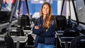 La ingeniera analista de datos del equipo suizo de la Copa América de vela, Alinghi Red Bull Racing, Andrea Emone, a bordo de una de las embarcaciones de acompañamiento donde trabaja.