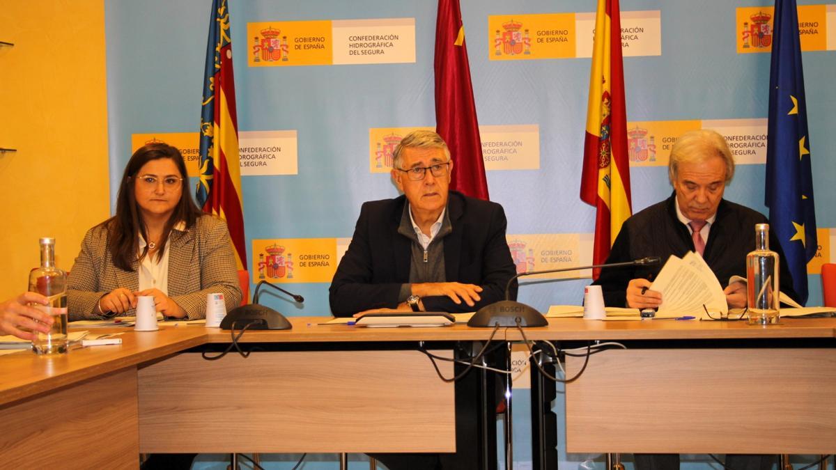 Mario Urrea, en el centro, durante la Comisión de Desembalse de la CHS