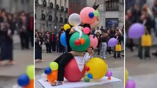 Personas flotando en el aire entre globos: así fue esta sorprendente 'performance' en pleno Sol