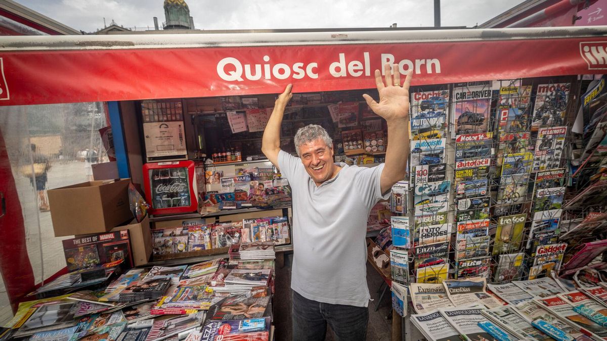 Juan Viso, el quiosquero 'guardián' del Born en Barcelona, se jubila: "El barrio ahora es menos barrio, pero lo echaré de menos"