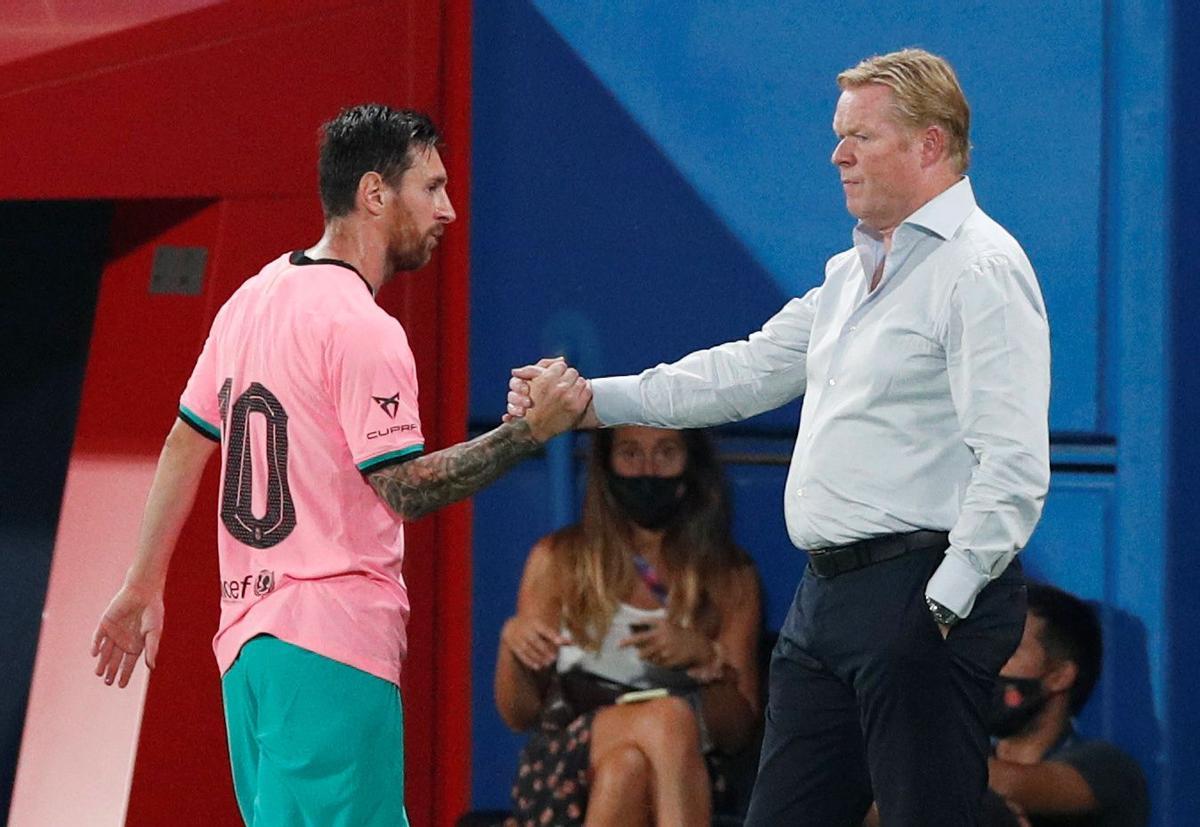 Koeman y Messi dándose la mano tras un partido.