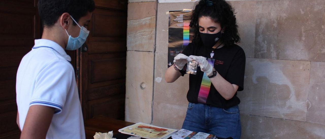 Paula Siñeriz guarda el diente que le acaba de entregar el joven Javier Menéndez Ahedo en el patio del edificio histórico de la Universidad de Oviedo. | Víctor Alonso