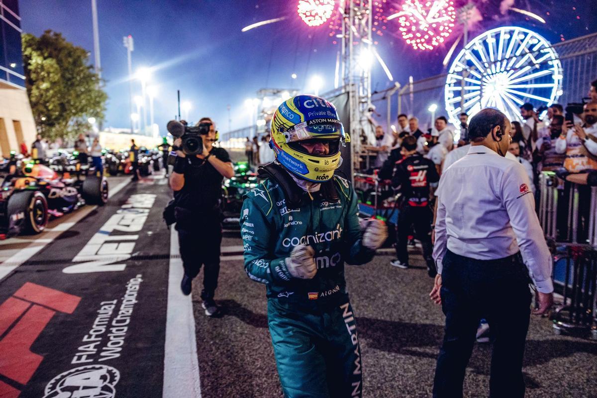 Fernando Alonso celebra su tercer puesto en el Gran Premio de Baréin