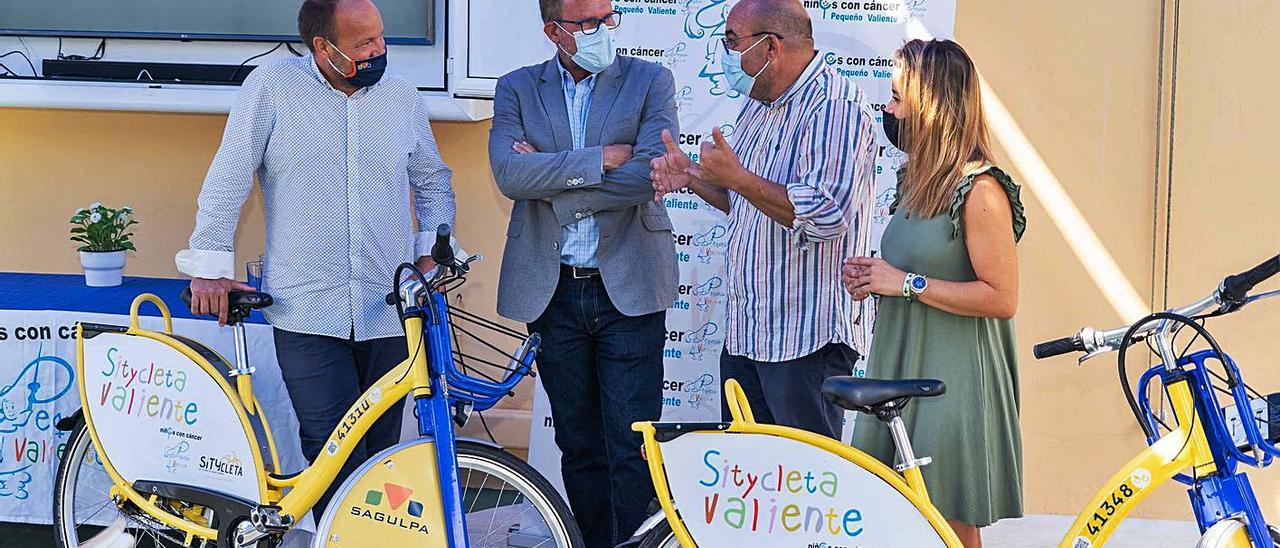 José Eduardo Ramírez, segundo por la izquierda, junto a José Jerez, de Pequeño Valiente. | |