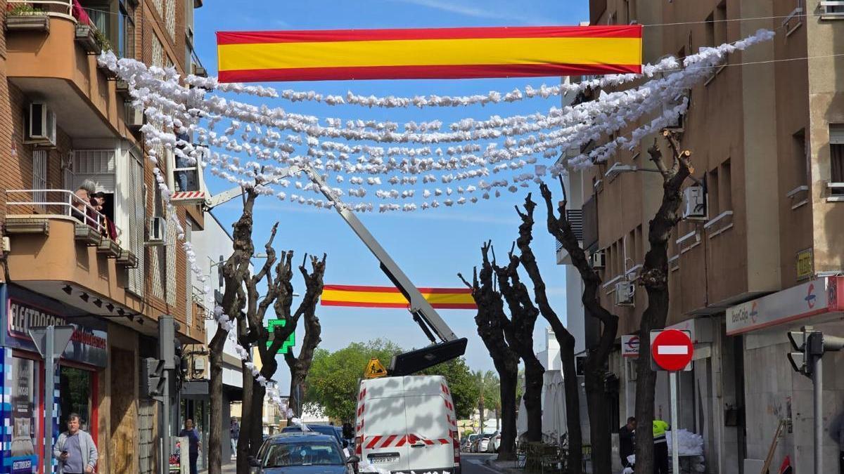 Vídeo | Así se prepara la calle Toledo de Badajoz para recibir a la Virgen de Palma